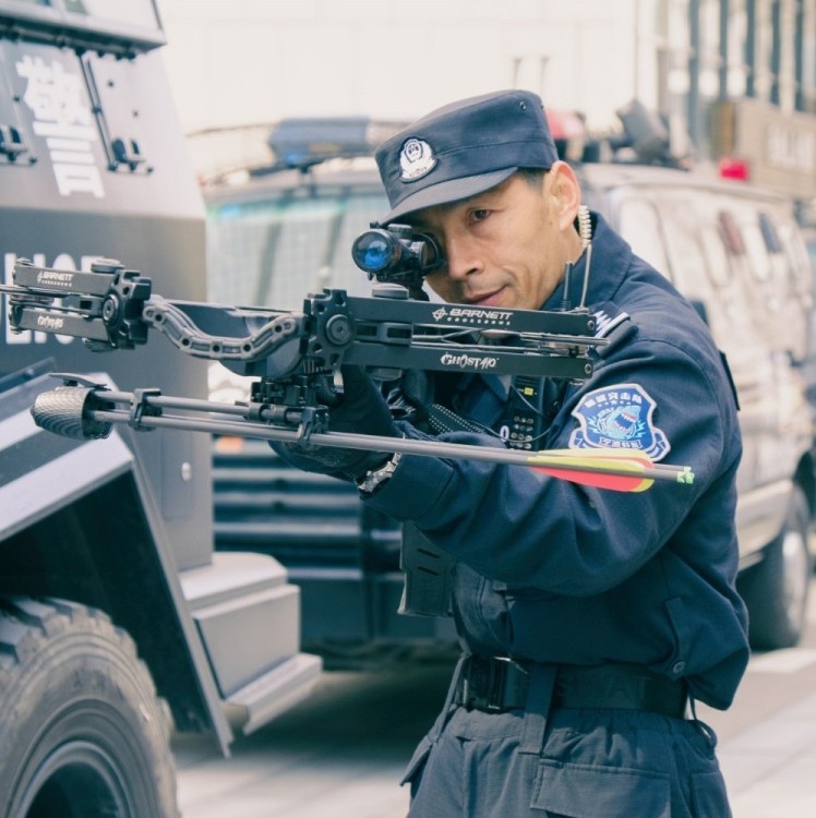 易建联训练扣碎篮板 网友调侃:扣碎篮板要赔偿的(图)