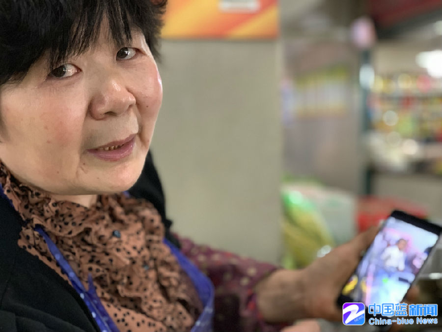 为孙子每天只睡三小时 杭州"卖菜大妈"遭遇引发众人援助