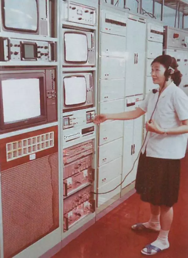 周总理和浙江电台播音员在一起