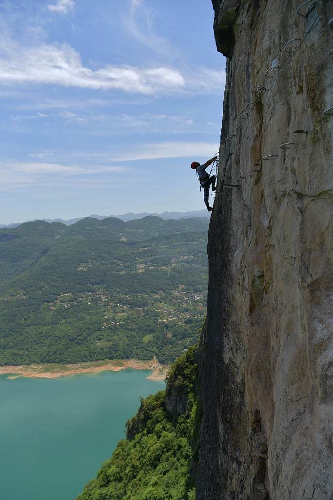 80后"悬崖引路人"攀高峰 助游人云端"漫步"