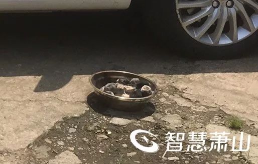 揪心五七路口加油站附近一男子死在車內疑似燒炭自殺