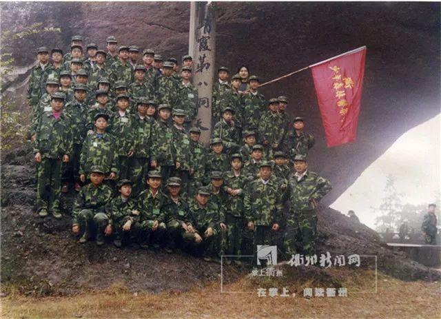 2001年学生到烂柯山远足拉练宣传环境保护 资料图片