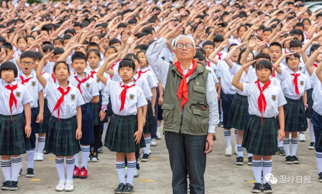 周凌飞说,当时的条件不如现在,这是她的第一件雨衣,心里甭提有多