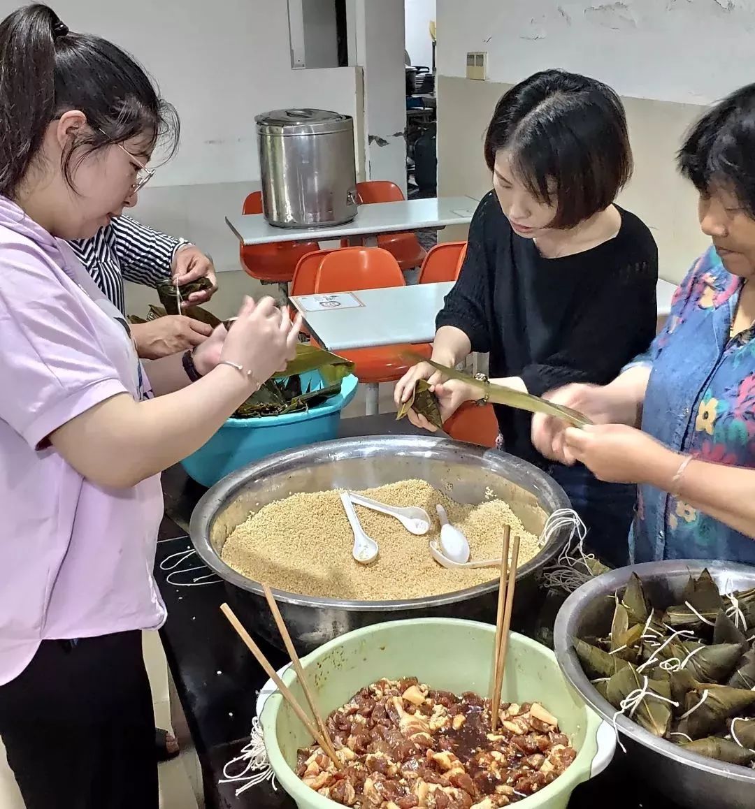 三门县交通发展集团开展端午节包粽子送温暖活动