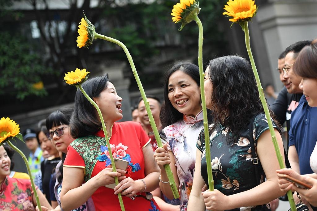 江苏淮安,江苏省清江中学考点,考生穿特色t恤为自己加油.