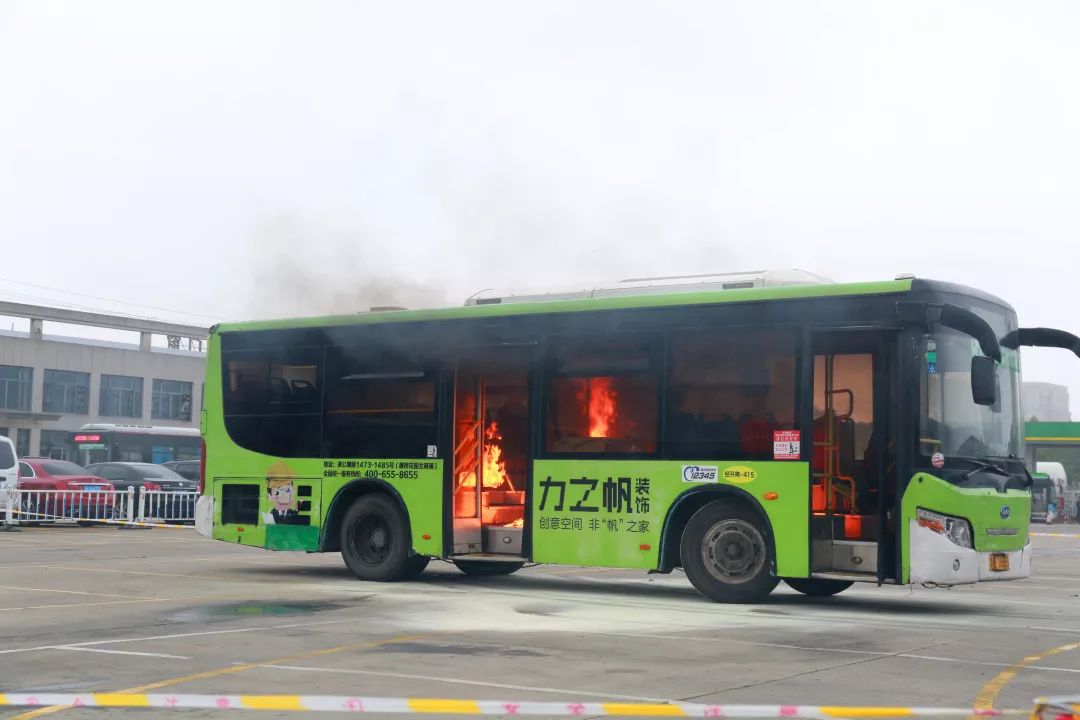 公交车突然起火怎么办?这场应急演练教你应对