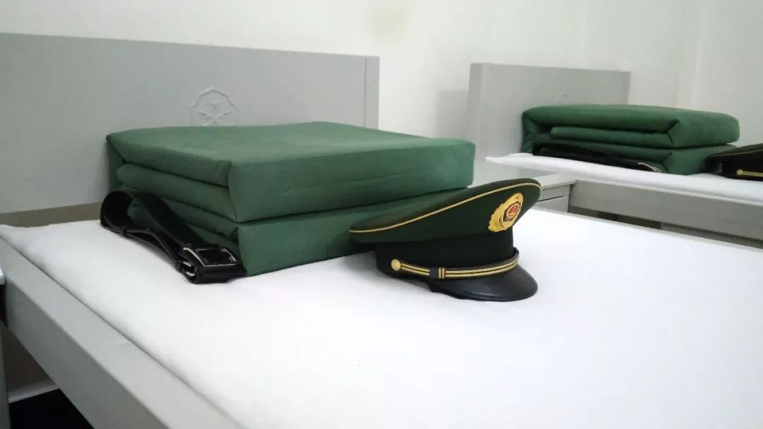 高天驰在部队叠的被子