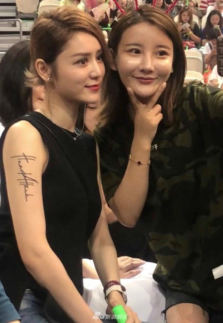 林峯女友张馨月晒心仪米色沙发 疑为布置新房