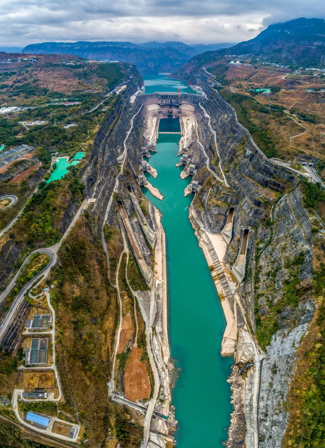 位於四川雅礱江的 錦屏一級水電站