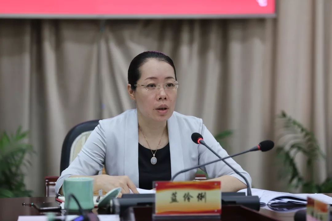 献如,县委副书记李见阳以及县委全面依法治县委员会其他成员出席会议