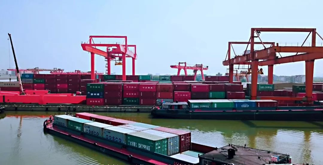 绍兴汇海航运有限公司内河集装箱码头运输日益繁忙