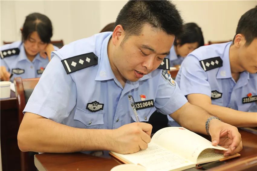 【主题教育】周晓虹主任到省十里坪监狱上"不忘初心,牢记使命"专题