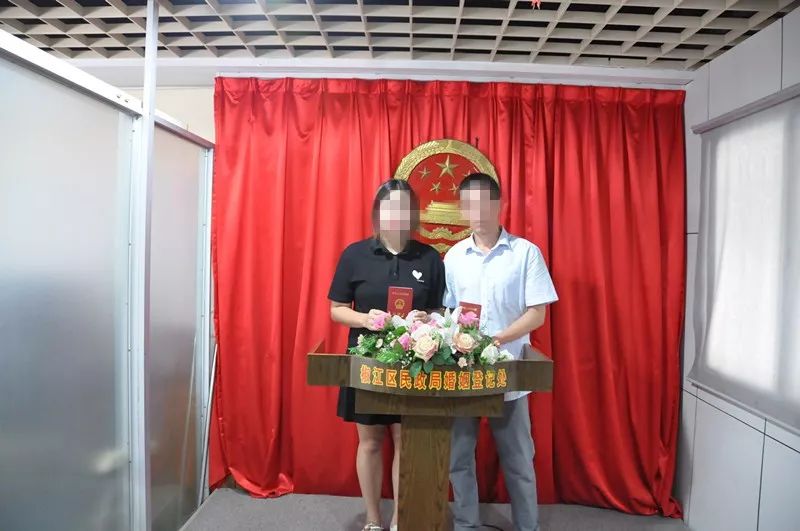 结婚登记拍照前,民警为他换上普通衬衫,解开手铐