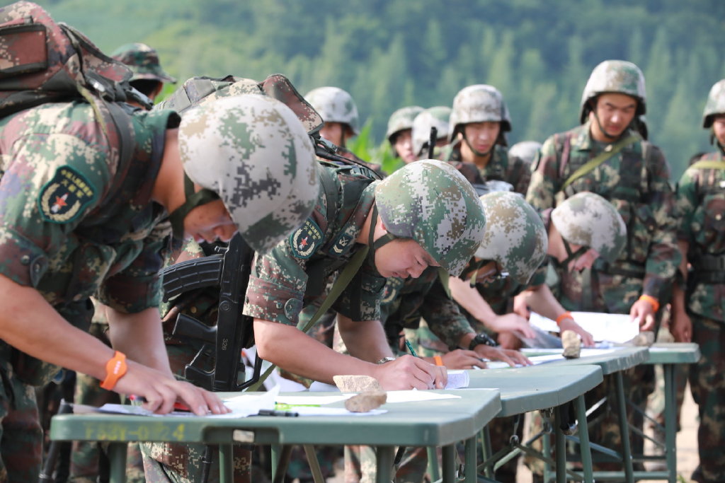 全速向前!火箭军官兵定向越野"战味足"