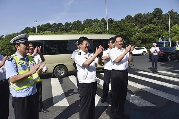 青铜路与仁皇山路执勤点,看望慰问高温下坚守岗位的交警和辅警队员