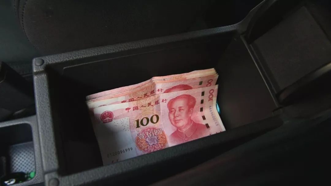 这一忘,车里3万多元现金只剩了1万,那么周师傅当天为何要拿这么多现金