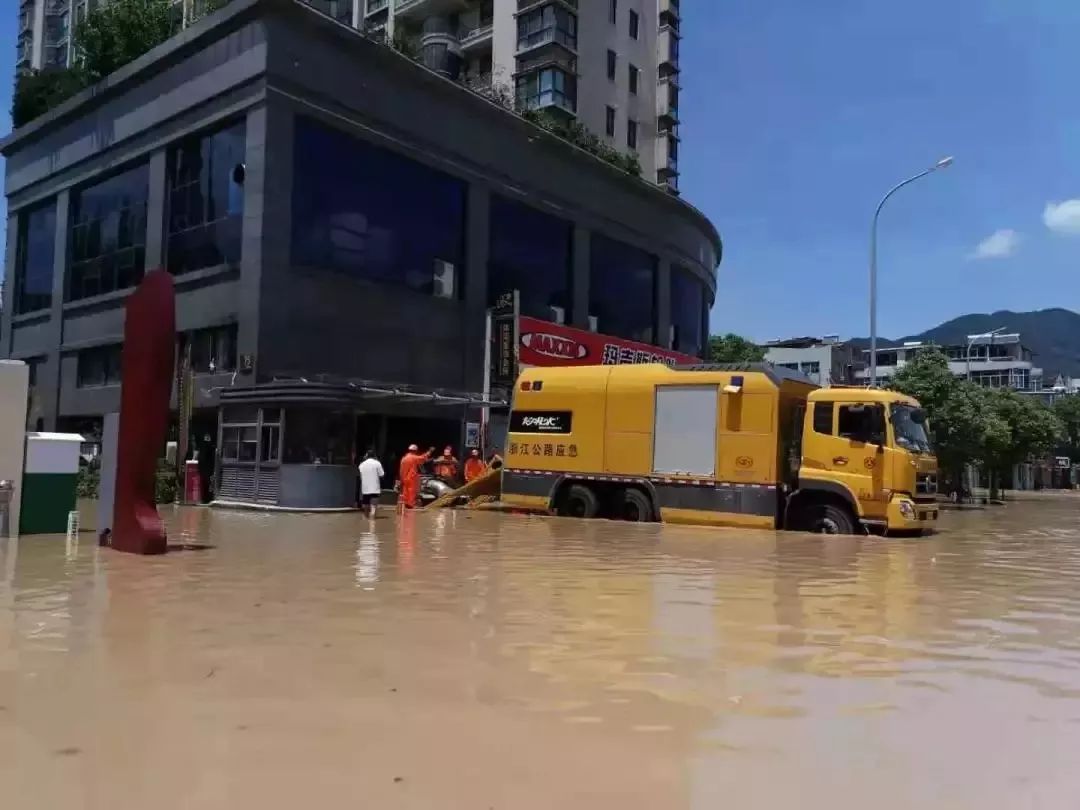 12日,福建侨龙应急装备有限公司持设备龙吸水在临海商业街小区北门