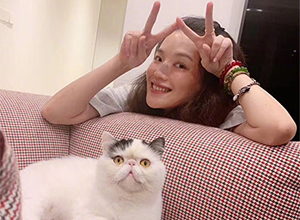 舒淇遇萌猫秒变小粉丝 对镜比耶做wink甜度满分