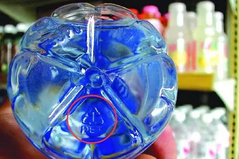 塑料瓶真的会致癌吗?小小瓶底数字也有大秘密!