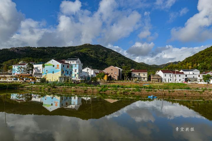 我们美丽的渔家傲……"8月28日上午10点,在三门县浦坝港镇渔家岙村