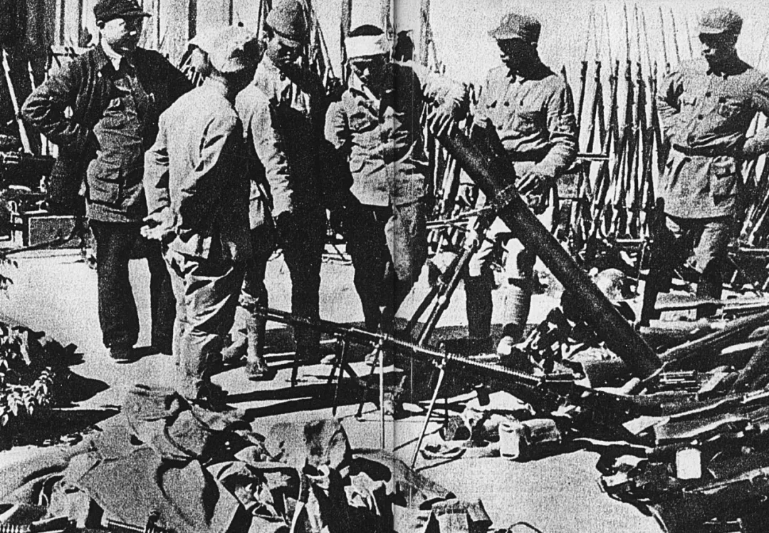 1945年,日本侵略军向中国军队缴械投降.新华社发