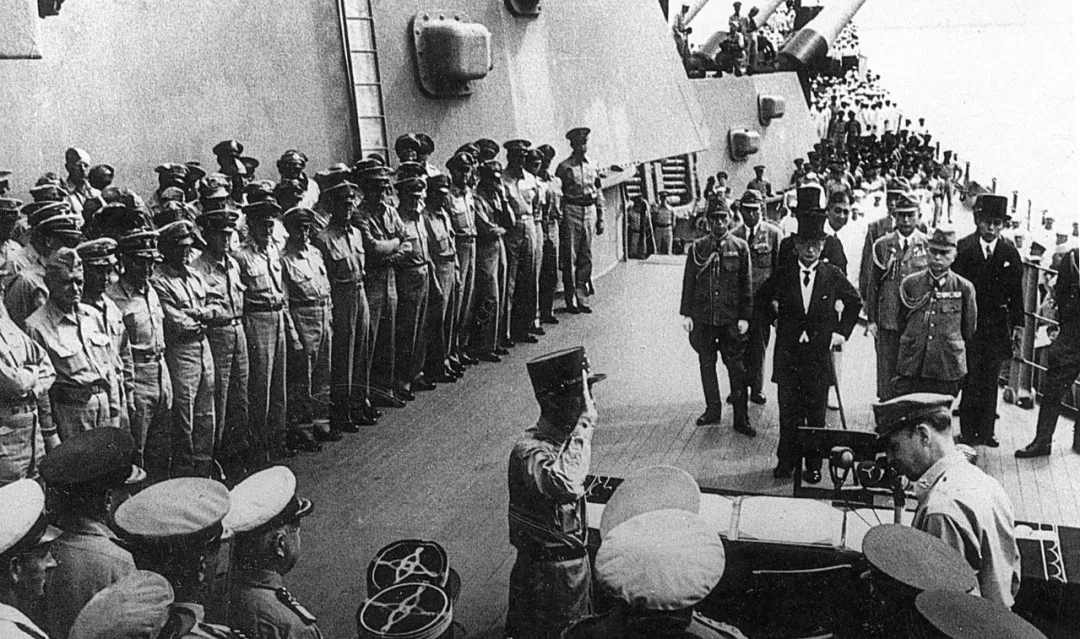 1945年9月2日,日本向盟军投降仪式在东京湾密苏里号军舰上举行