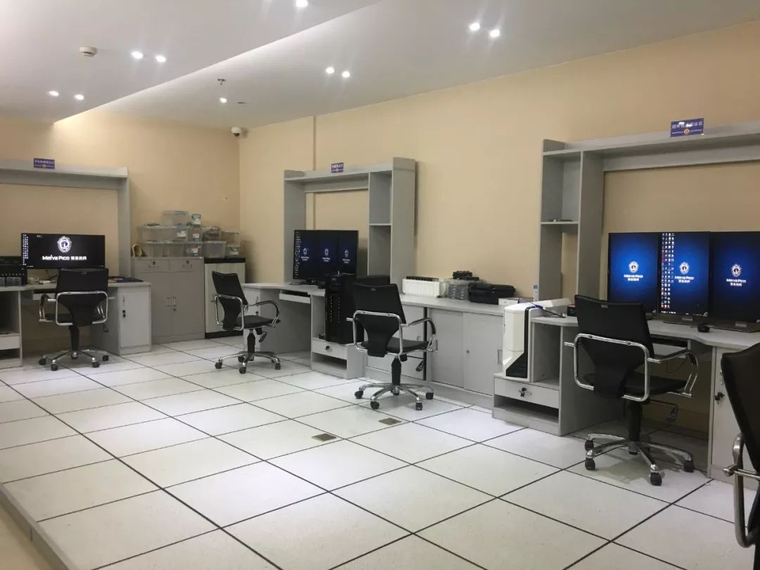 年轻而充满朝气,手动油印机的哒哒声和电脑键盘敲击的声音相汇成一