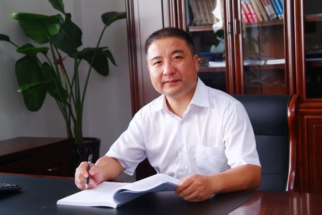 执守"杏坛"初心 抒写教育情怀——记浙江省杰出教师江旭峰