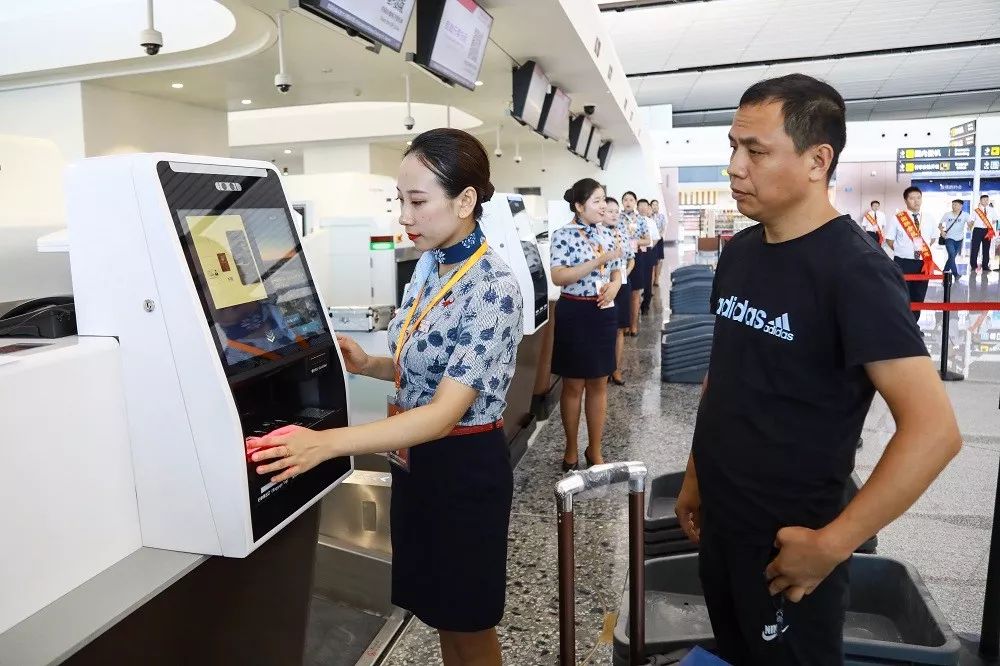 2,辦理值機 ①有托運行李 如有行李需要託運,需要在值機櫃臺辦理值機.