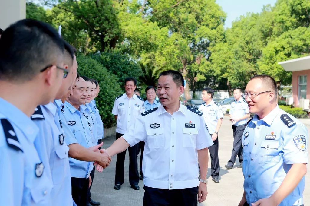 烛光映初心!教师节,公安局长伍建利慰问全市警察教师