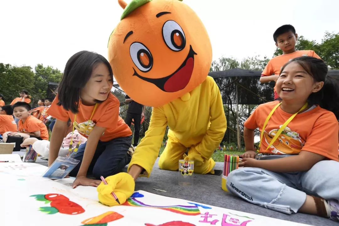 70名小朋友共绘70米《千里丰收图》