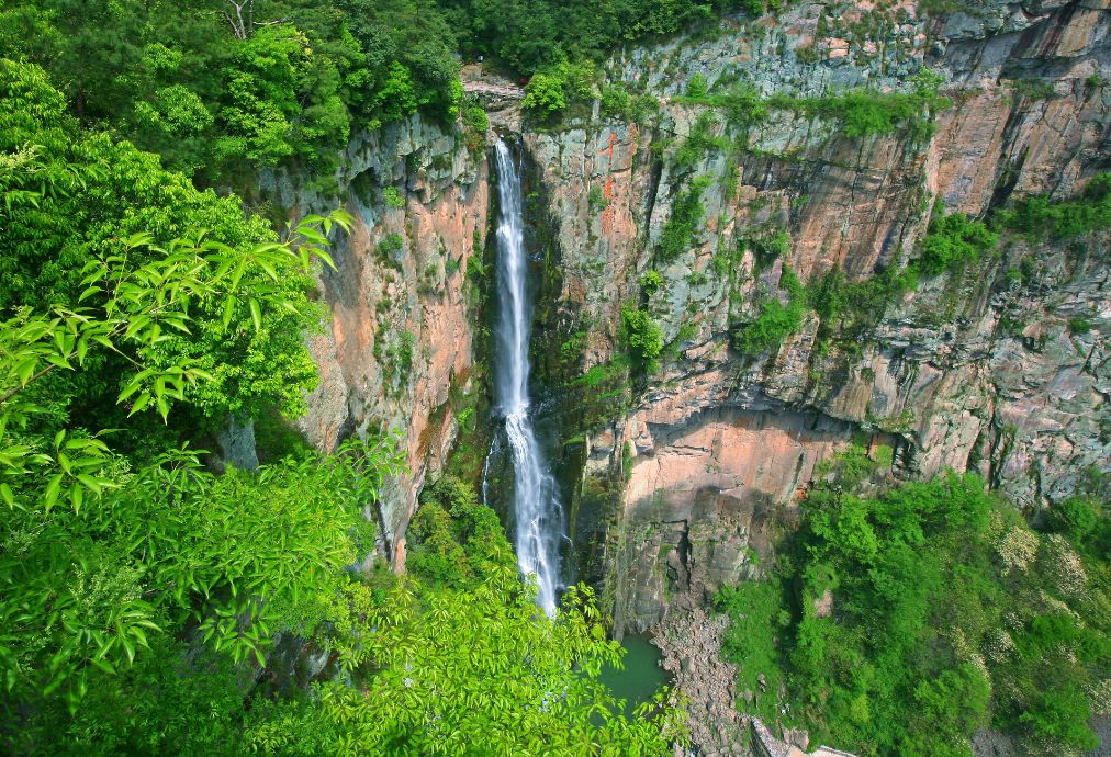 千丈岩 | 与"银河"擦肩而过的震撼 "拔地万重青嶂立,悬空千丈素流分.