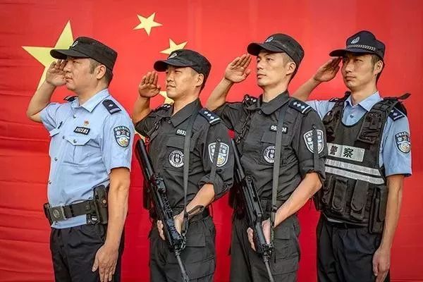 警察蓝"守护"国旗红"用忠诚捍卫信仰湖州公安不忘初心,牢记使命叫"我