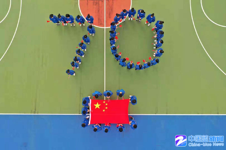 刘婷 摄影 图为宁海柔石中学高二八班团支部为祖国庆生