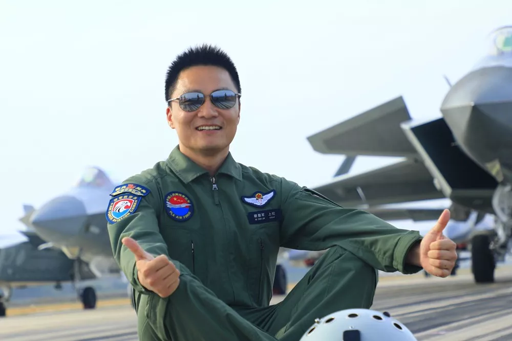 帅这个浙江男人开歼16战机飞过天安门之后他发回一段视频