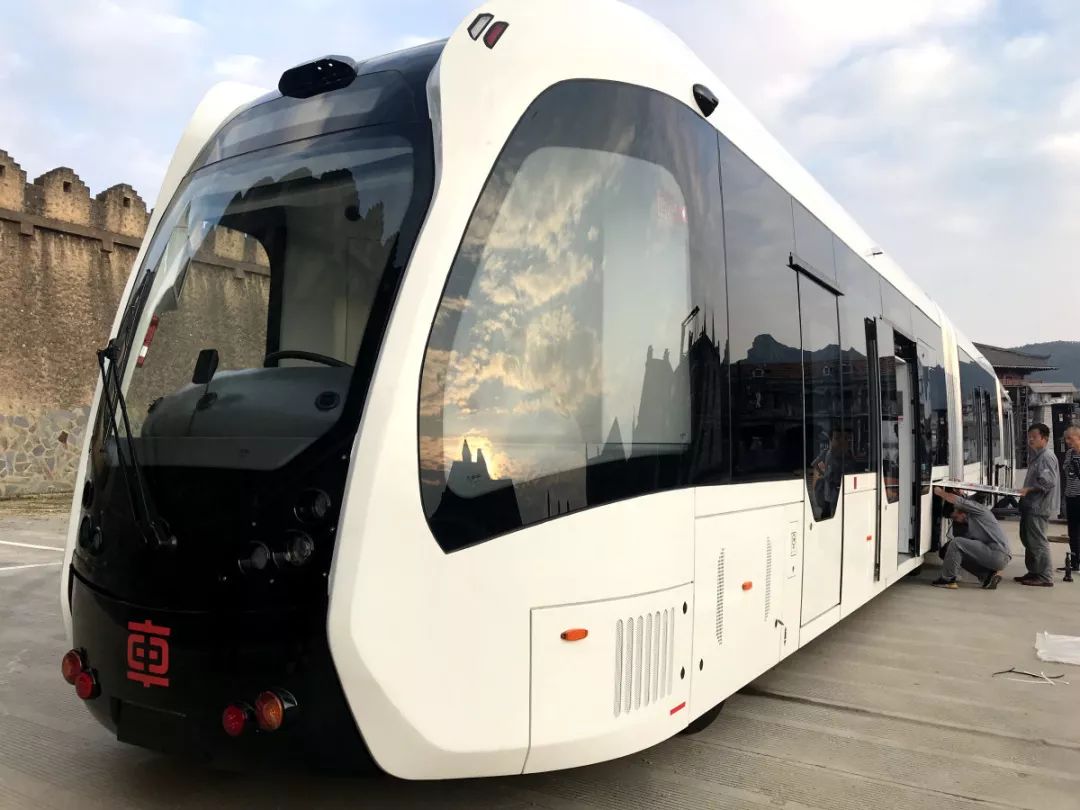 浙江首列智轨电车登陆宁波象山