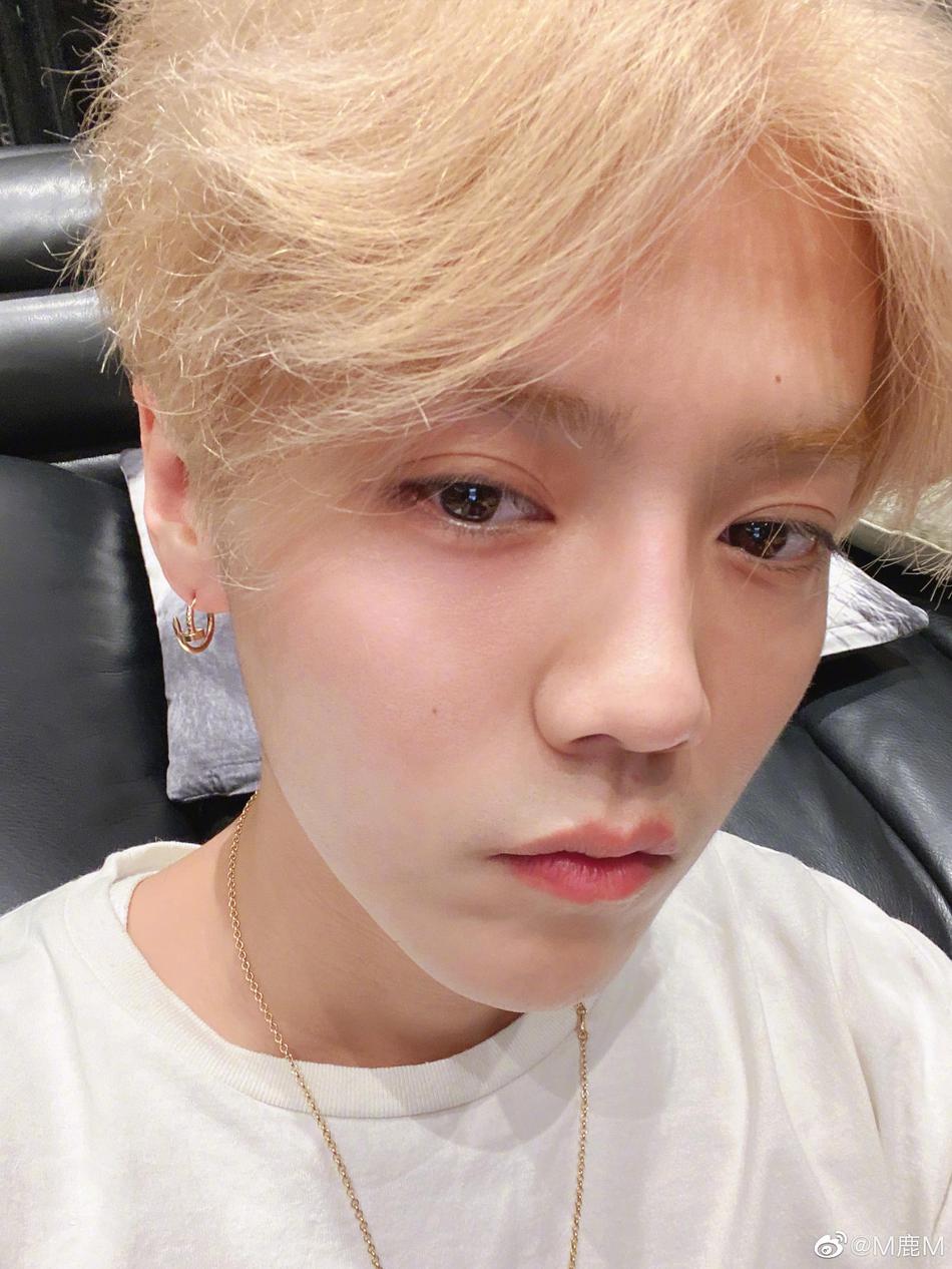 终于想起密码了!鹿晗久违营业晒怼脸自拍黄发帅气