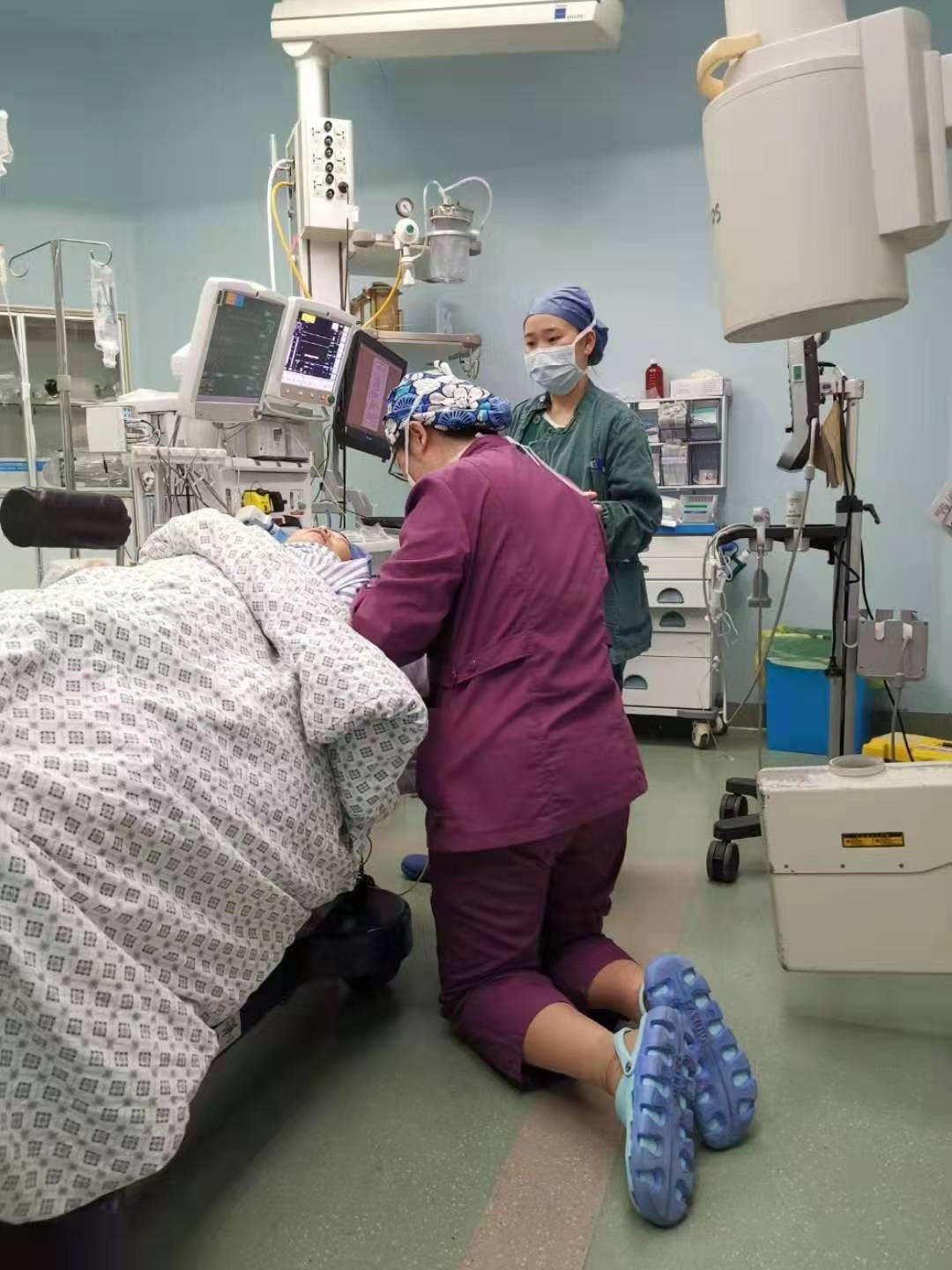 杭州女医生为患者跪式麻醉身高近1米8的她在朋友圈红了