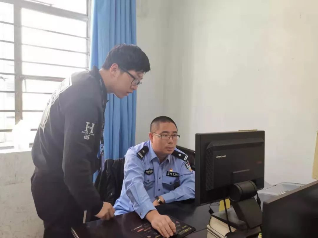 "根叔"全名何邦根,今年37岁,是三门县公安局海游派出所"扫丑组"警长.