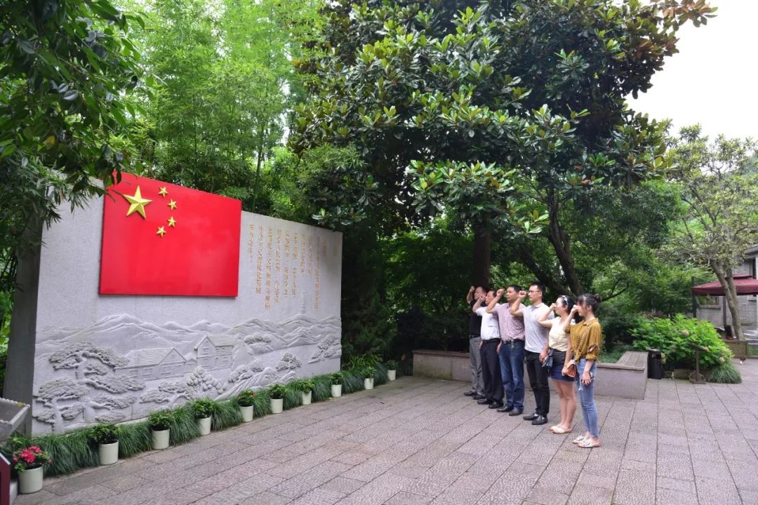 "五四宪法"历史资料陈列馆各展区都设有宪法宣誓区,组织引导开展宪法