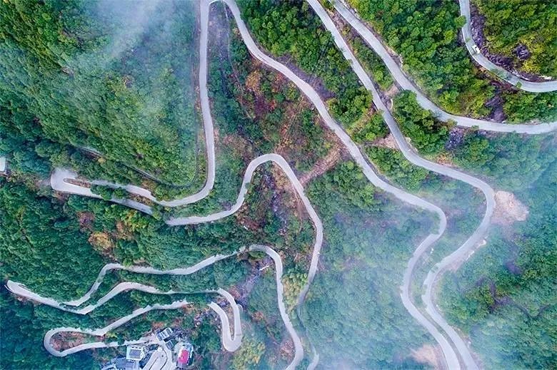 括苍山盘山公路自白云深处旋绕而下,在远处观望,会有一种"只在此山中