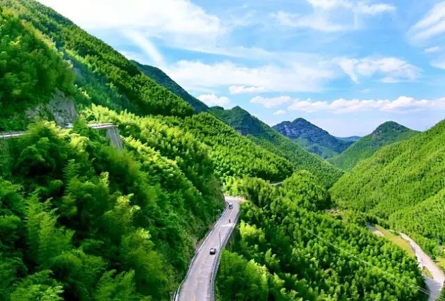 的自驾车主曾研究过这条路的风险值:一路上,要不停转弯,15里长的公路