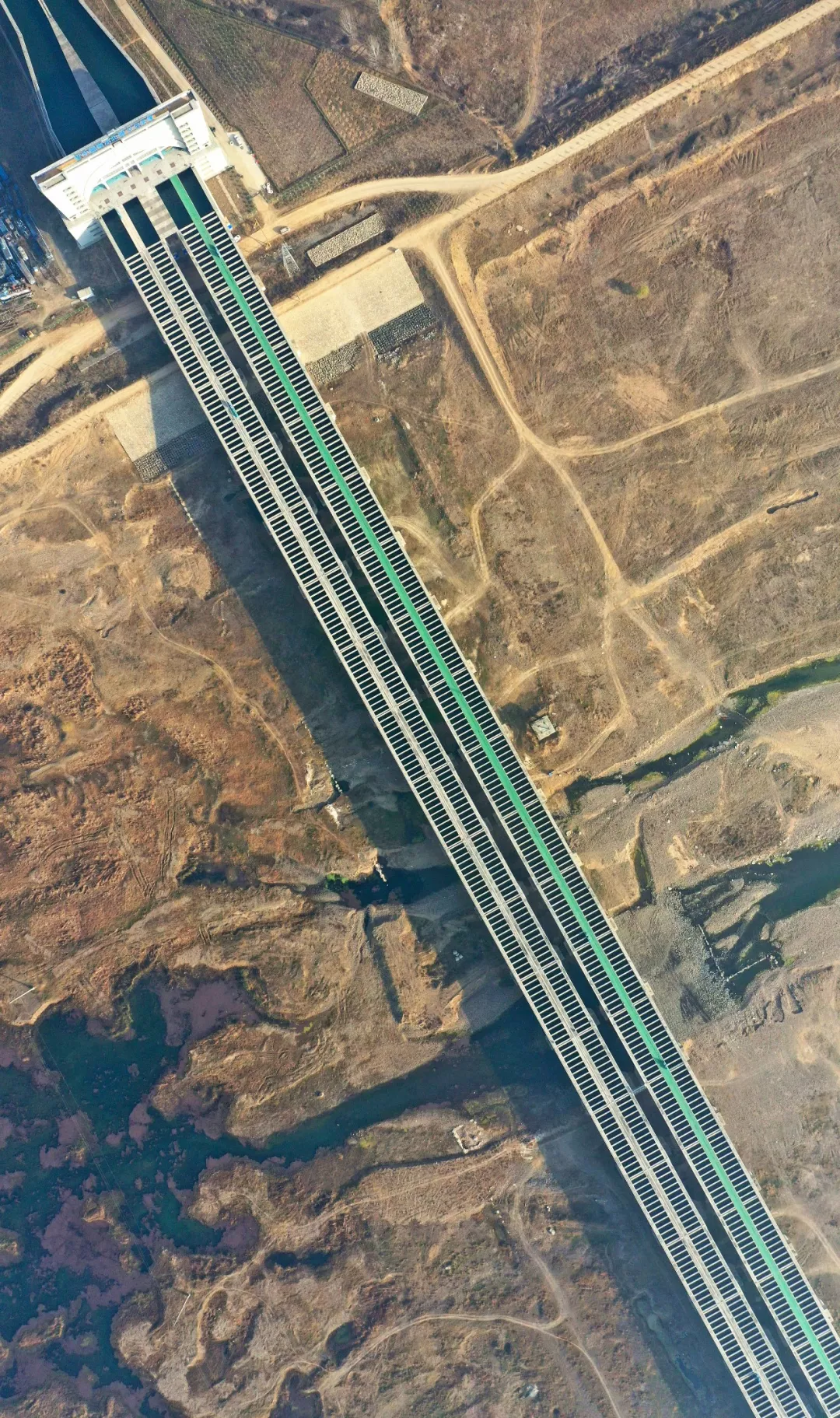 输水线路长,穿越河流多,工程涉及面广,南水北调工程更是为我们的用水