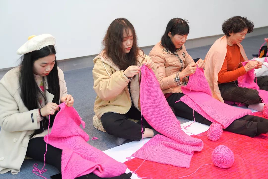 120人的编织接力,在展厅里打毛线唠家常,这个艺术展太有趣了!_新蓝网