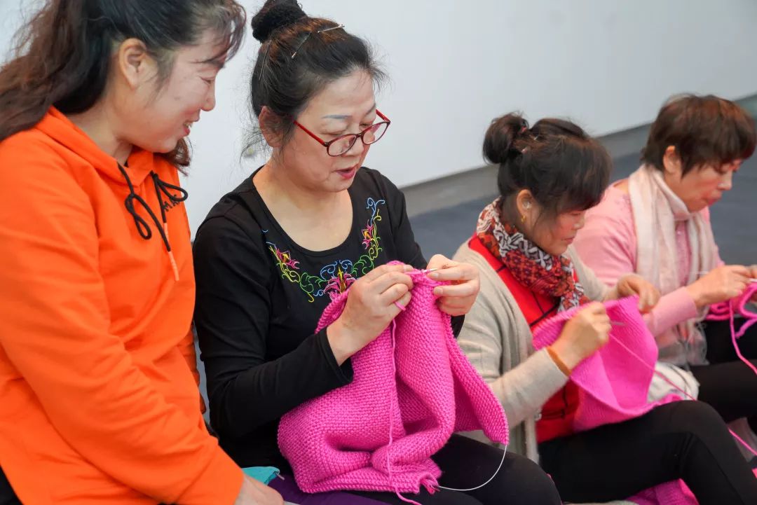 120人的编织接力,在展厅里打毛线唠家常,这个艺术展太有趣了!_新蓝网