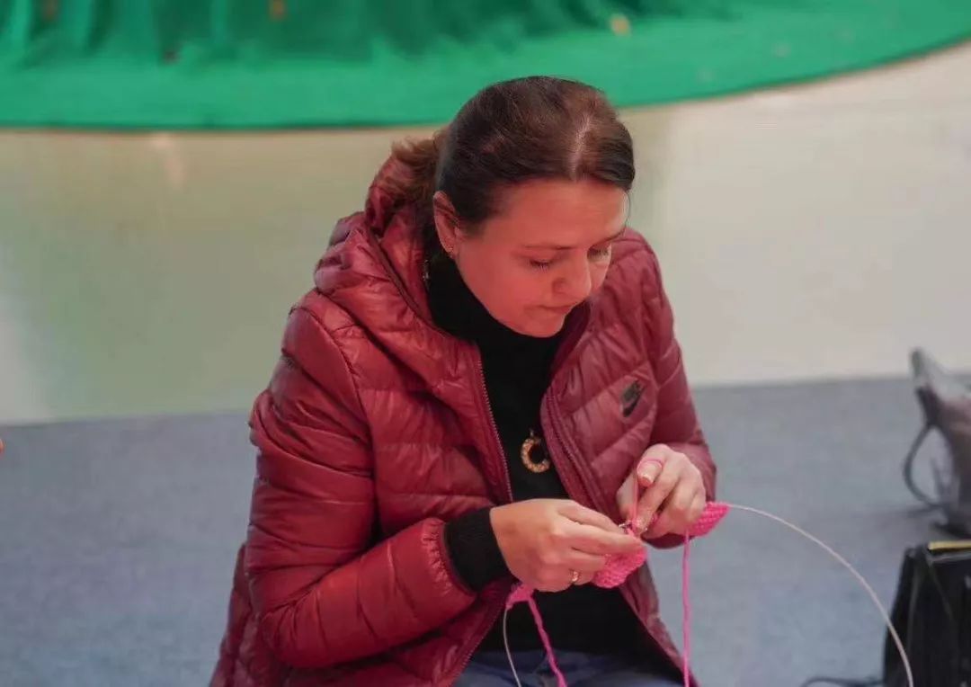 120人的编织接力,在展厅里打毛线唠家常,这个艺术展太有趣了!