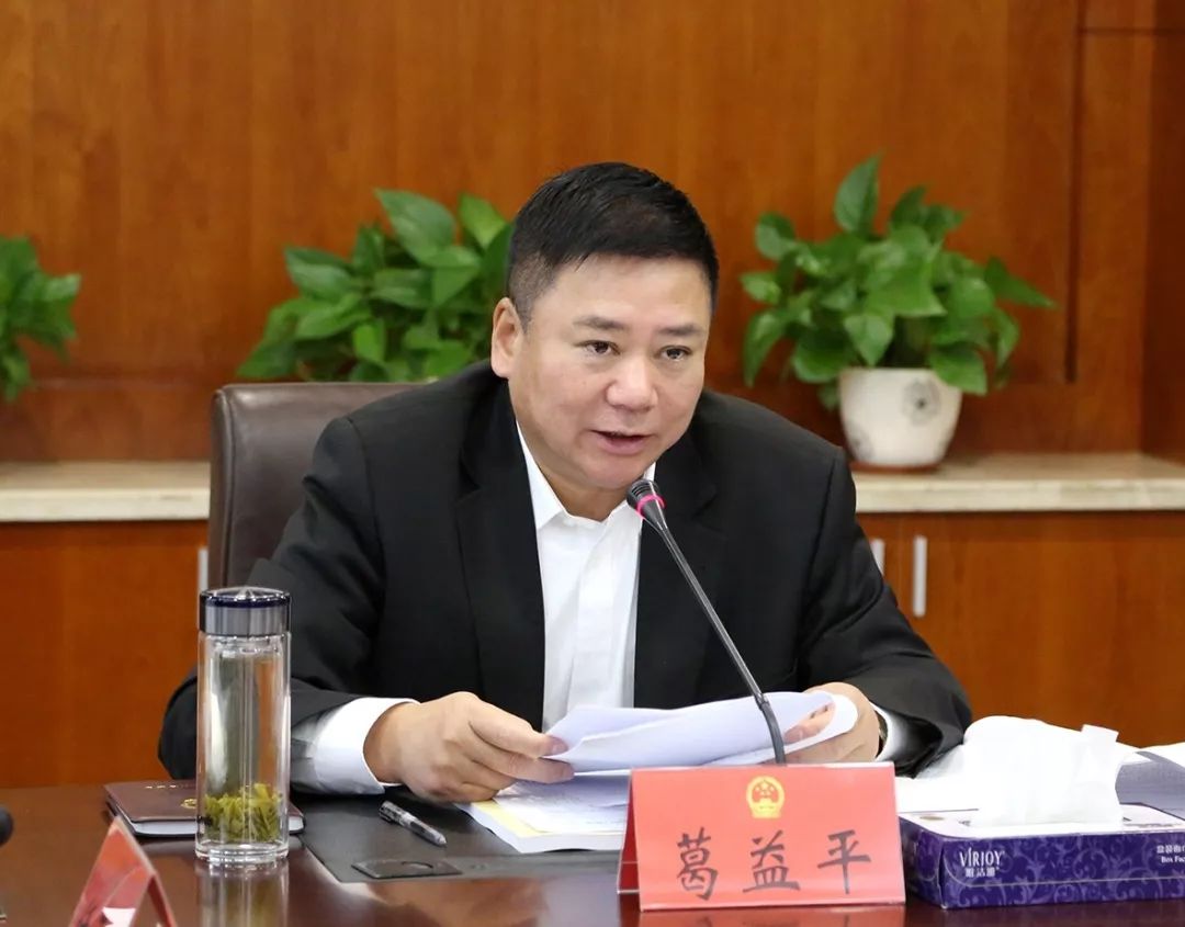 会议听取和审议了市中院院长徐亚农关于法官队伍建设及接受履职评议