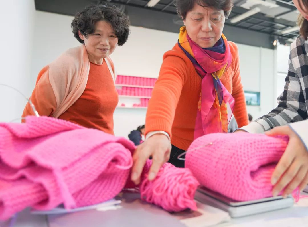 120人的编织接力,在展厅里打毛线唠家常,这个艺术展太有趣了!