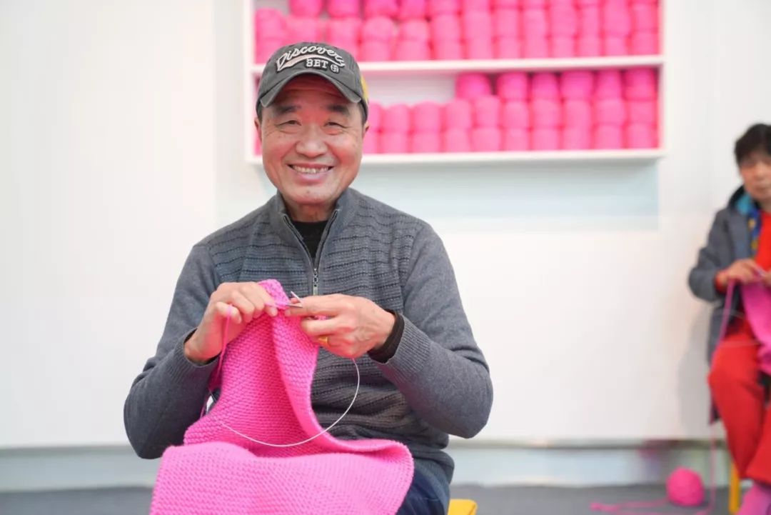120人的编织接力,在展厅里打毛线唠家常,这个艺术展太有趣了!