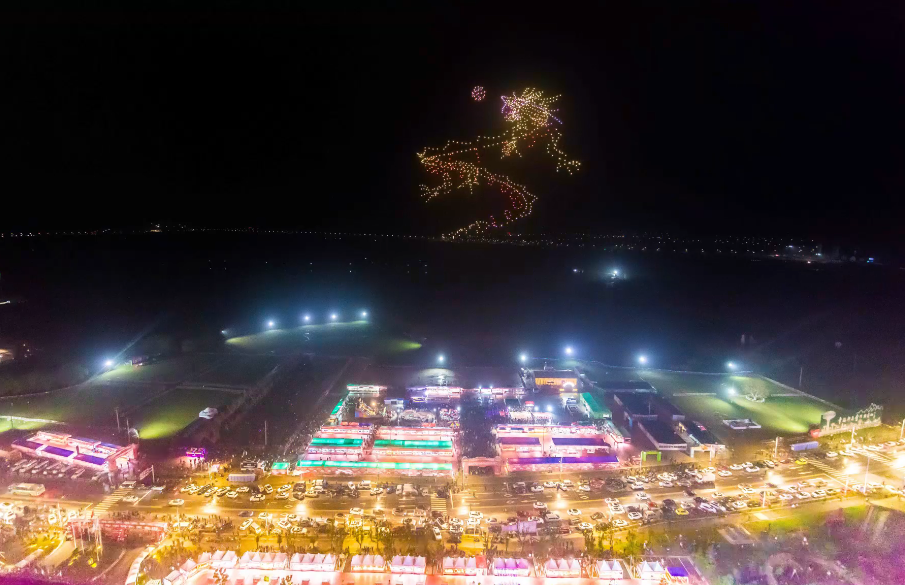 在长兴县龙之梦钻石酒店前的夜空被一阵绚烂夺目的无人机灯光秀彻底